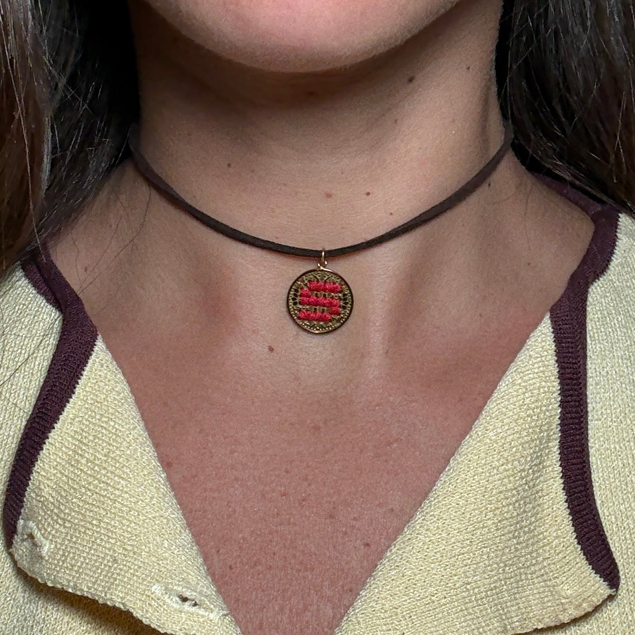 CHOKER CAMOSCIO CIONDOLO PICCOLO IN ORO 18K - Lettera