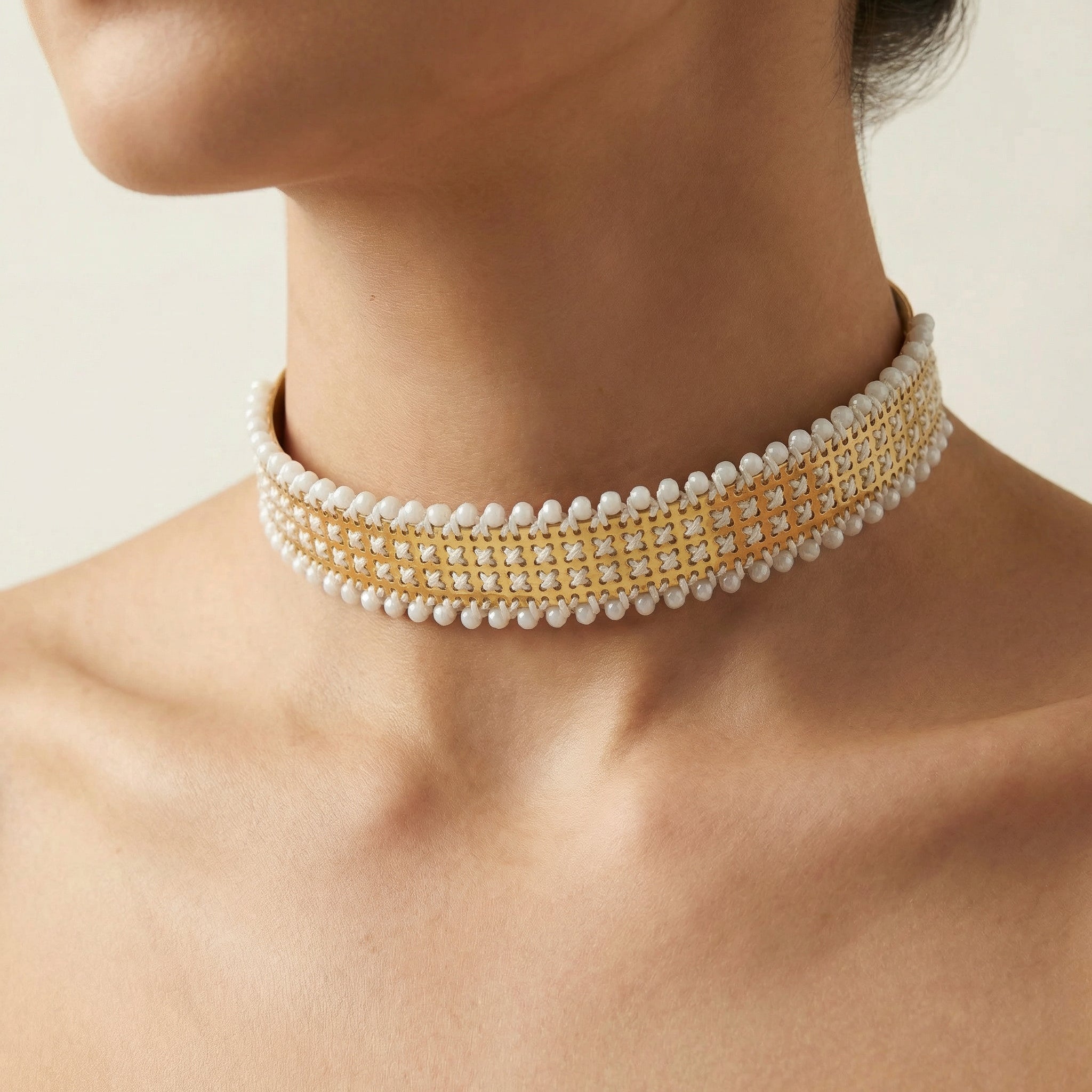 CHOKER RIGIDO CON PERLINE ORO - Croci
